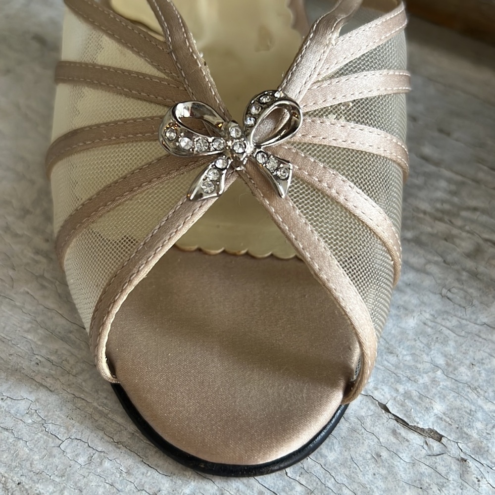 CAPARROS Champagne Sling Back Heels Size 6